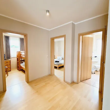 2 Waldstraße 9 *